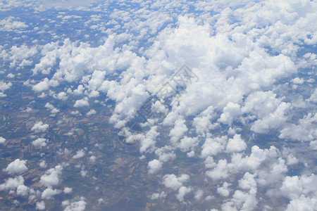 飞机景观对云层覆盖的和平地球的空中观察天空国家白色工业空气地面城市景观土地建筑学背景