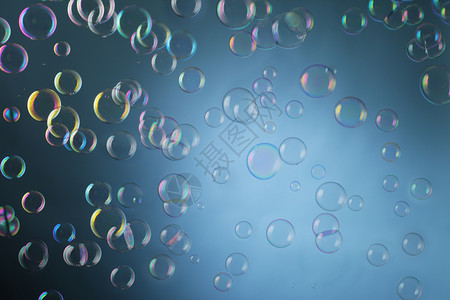 肥皂泡蓝色气泡飞行肥皂背景图片