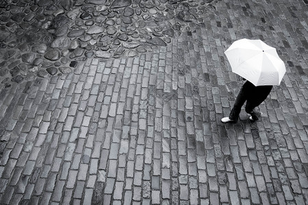 雨中带雨伞的女人图片