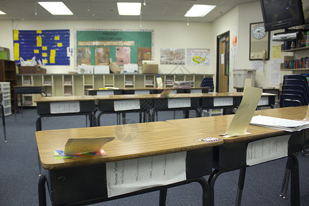 教室服务台水平木头黑板教育桌子绿色学习前景棕色课堂背景图片