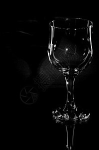 黑色背景的葡萄酒杯玻璃假期酒精阴影水晶反射白色奢华酒杯背景图片