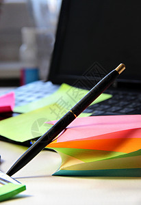 办公室文具监视器笔记纸备忘录粉色黑色职场笔记铅笔用具写作背景图片