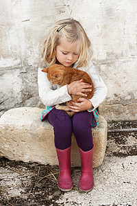 猫女郎带着猫的小女孩橙子童年女孩投标谷仓孩子宠物亲热拥抱金发女郎背景