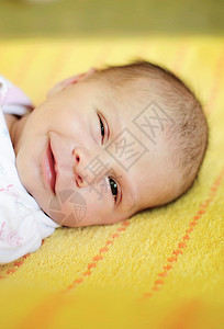 美丽两周的女婴微笑着笑背景图片