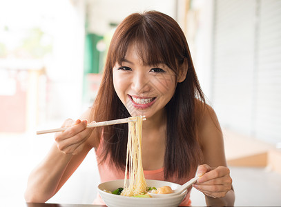 吃面面服务盘子面条享受女孩咖啡店食物幸福女性餐厅背景图片