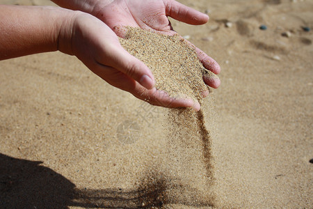 晒斑黄沙从海枣的流下而下皮肤溪流休息相片棕榈太阳海滩手指爬坡指甲背景