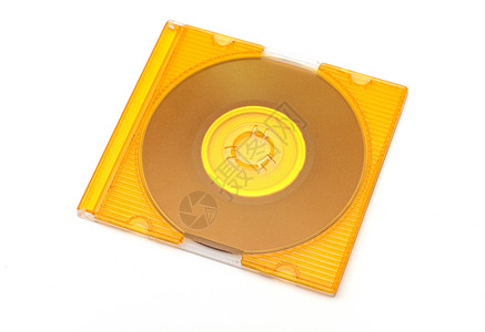 CD专辑在珠宝箱中黄色cd 孤立在白色上背景