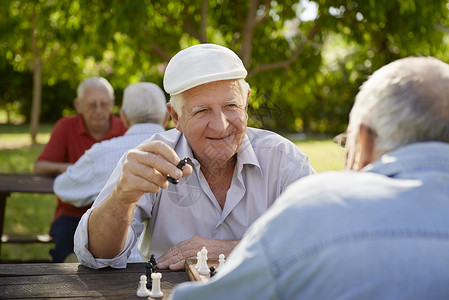 在职退休老年人 两个老人在公园下象棋高清图片