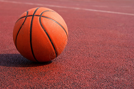户外球场上的篮球背景图片