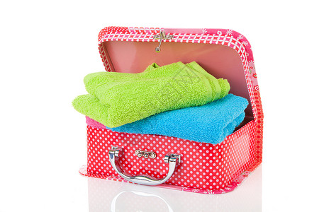 手提箱和毛巾红色配件行李假期旅行背景图片