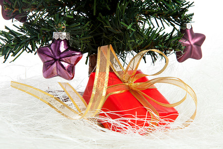 紫色音符装饰红色的整形圣诞树背景