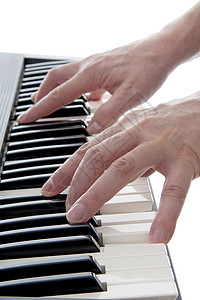 手在弹钢琴音乐乐器钥匙合成器白色键盘黑色背景图片