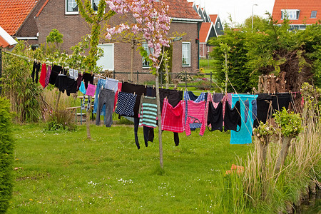 晾衣绳在荷兰的衣着线上洗衣衣绳文化房屋财产洗涤打扫衣服马肯城市村庄背景