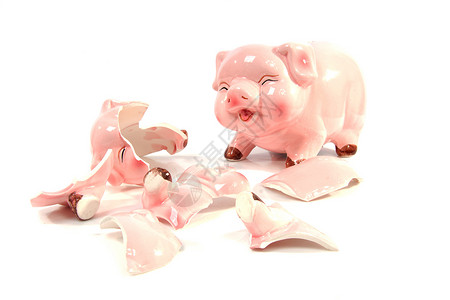 陶瓷碎片和整个破碎的小猪银行背景