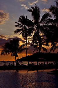 低潮马达加斯加游泳池的日落背景