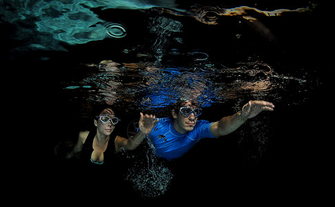 少儿泳姿有吸引力的男男女女在水下游泳背景