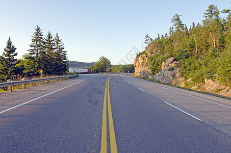 乍得横贯加拿大高速公路上坡碎石天空爬坡树木蓝色岩石白色下坡黄色背景