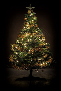 黑黄绿素材装饰有黄绿球和绿色球的圣诞节树塑料装饰品星星传统季节丝带喜悦风格金子工作室背景
