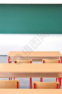 敲黑板划重点教室服务台学校桌子房间黑板教育绿色棕色学习课堂背景