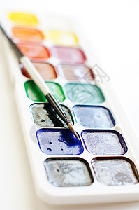 不同水彩色底底面墨水水桶调色板刷子孩子气创造力绘画染料手工孩子们背景图片