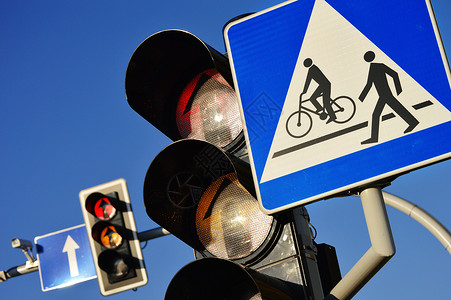 光信号蓝色天空的交通灯绿色安全城市旅行路口控制运输红色指导晴天背景