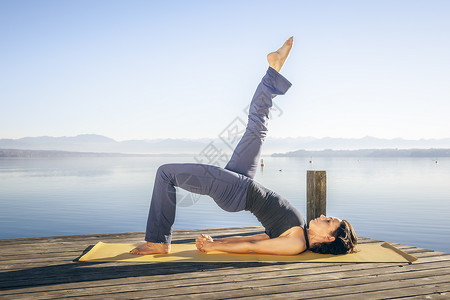 瑜伽妇女蓝色女孩身体女性运动平衡码头天空训练女士高清图片