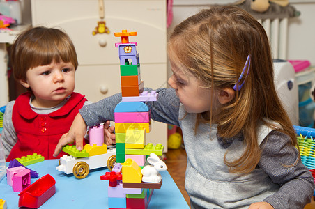 游戏砖头素材女孩玩砖头的小女孩逻辑生长孩子建筑婴儿专注头发喜悦活动玩具背景