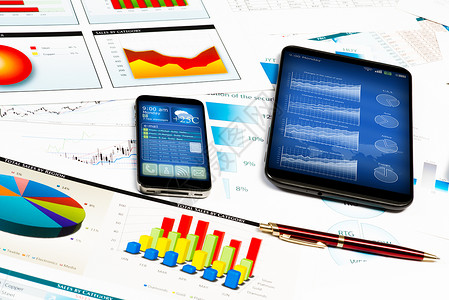 平板电脑 手机和财务文件文章细胞简报笔记本金融数据标题软垫成就蓝色背景图片