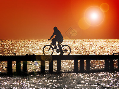日落时骑自行车锻炼轮子运输码头男人背景图片