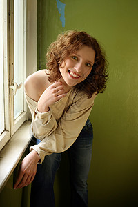 女孩的肖像黑发窗户眉毛卷发鼻子女士红色绿色微笑头发背景图片