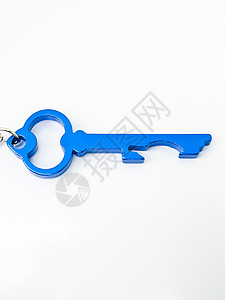 蓝色不锈钢键的钥匙链 孤立在白色地块上商业小路房子金属剪裁安全财产钥匙背景图片