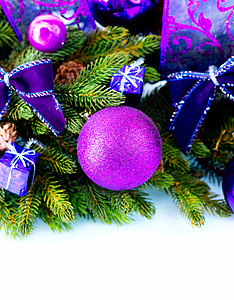 紫色花环装饰圣诞和新年的标语和装饰 孤立在白色季节装饰品小玩意儿玩具丝带展示传统风格紫丁香作品背景