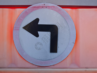 橙色屏障上一个旧左转路标牌导航旅行控制运输街道天空蓝色小路邮政冒险背景图片