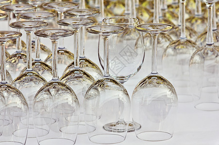 玻璃杯阵列酒杯透明度铅晶派对餐厅桌子眼镜背景图片