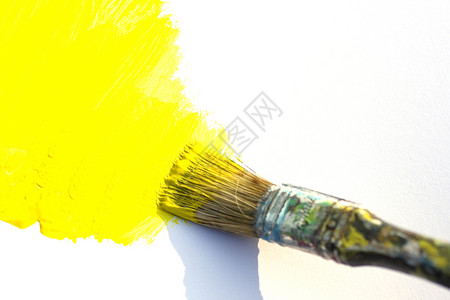 油漆笔和黄色背景图片