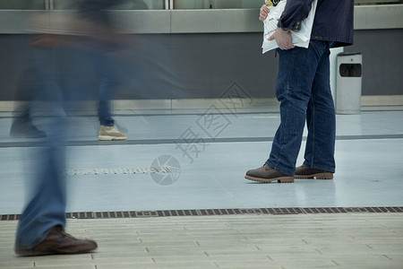 步行在人行道上街道人群城市购物团体人士行人通勤者商务背景图片