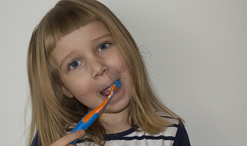女孩在刷牙保健健康牙刷卫生牙齿背景图片