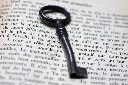 法语密钥开放书上的旧密钥知识分子学习知识文学秘密存储魔法锁定代码写作背景