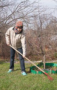 国内的春季工作乡村灌木空气工具花园房屋耙子植物栅栏女孩背景图片