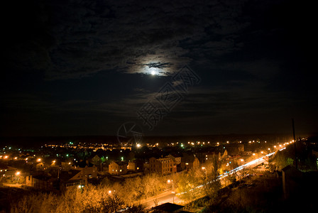 金月亮美丽的夜间风景天际月光反射水平城市景观建筑地平线大厦运输背景