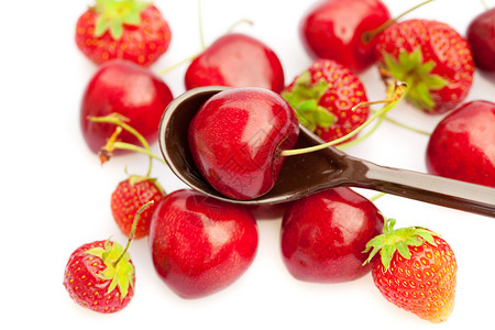 樱桃和草莓在一勺小勺中 孤立于白色厨房餐具活力剪裁勺子浆果食物摄影水果工作室背景图片