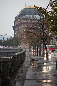 雨中的人布拉格市的风景在雨中街道灯光车站长椅物质天气技术力量路线剧院背景
