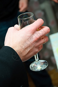 庆祝晚宴戒指男人庆典酒杯男性玻璃婚礼液体背景图片