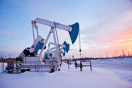 水泵车油田蓝色石油工业燃料活力钻机日落天空汽油背景