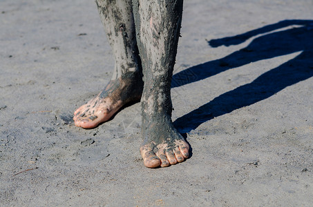 泥巴脚印泥巴治愈 健康医疗程序 肮脏的腿温泉球体疗效停留黏土身体治疗护理泥浴手指背景