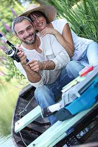 男人和女人在河上捕鱼高清图片