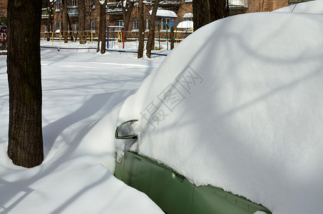 雪下漂流下的汽车发动机温度挫折挡风玻璃雪堆风暴粉末大雪雪花天气背景图片