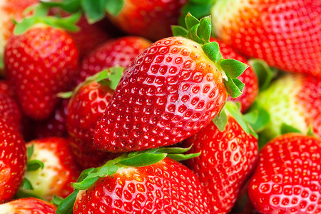 红色大多汁熟草莓背景团体水果框架平衡浆果食品蓝色小吃纹理甜点背景图片