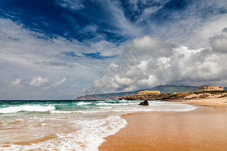卡斯伊斯海滩葡萄牙里斯本附近卡斯卡伊斯著名的Guinco海滩海洋岩石冲浪旅行蓝色天空海景风暴沿海支撑背景