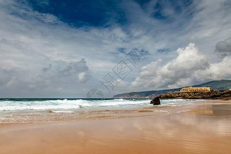 卡斯伊斯海滩葡萄牙里斯本附近卡斯卡伊斯著名的Guinco海滩旅游阳光岩石悬崖海洋假期风景天空蓝色风暴背景